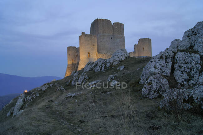 Castillo de Calascio por la noche, Parque Nacional Gran Sasso, L 'Aquila, Abruzzo, Italia, Europa. - foto de stock