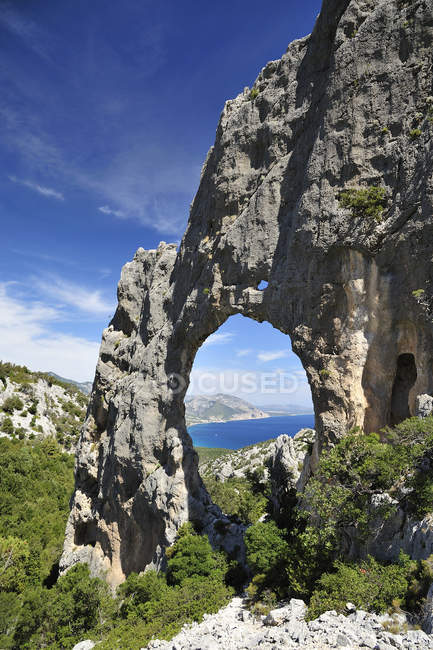 Desde Lupiru Rocas Arco con vistas al Golfo de Orosei, Costa de Baunei, Ogliastra, Cerdeña, Italia, Europa - foto de stock