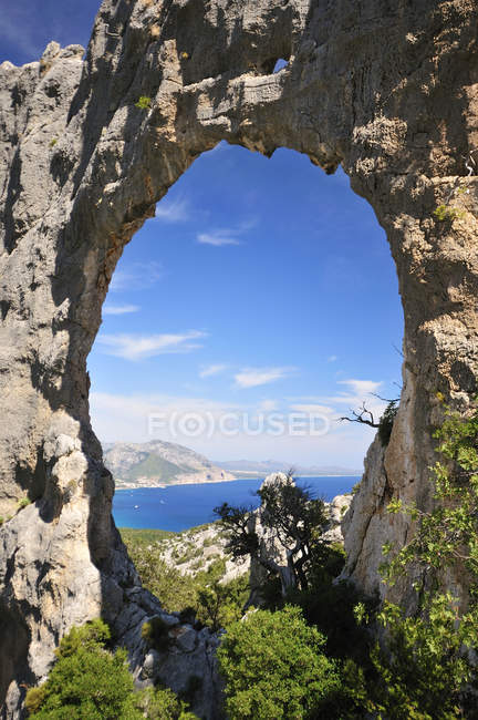 De Lupiru Rocks Arc com vista para o Golfo de Orosei, Costa de Baunei, Ogliastra, Sardenha, Itália, Europa — Fotografia de Stock