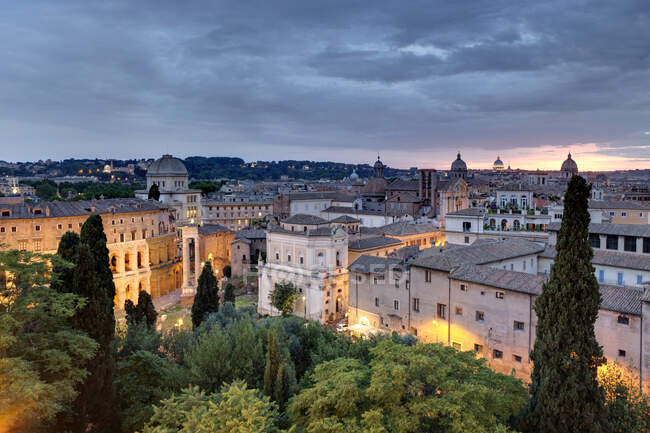 Puesta de sol previendo el deslumbramiento de Roma desde la plaza Campidoglio; Lazio; Italia; Europa. - foto de stock