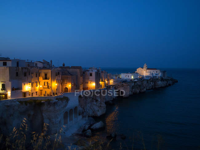 Twinlight vista de Vieste, Gargano, Puglia, Italia, Europa - foto de stock