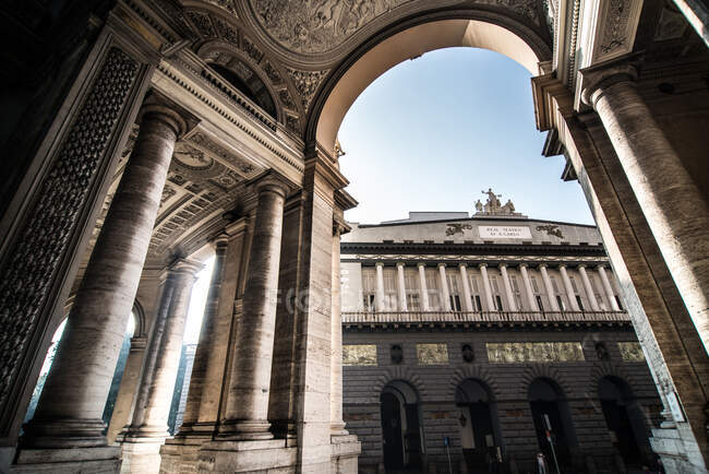 Vue du théâtre San Carlo depuis l'entrée de la Galleria Umberto, Naples, Campanie, Italie, Europe — Photo de stock