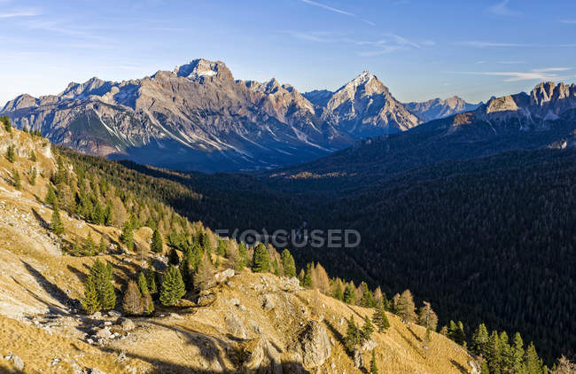 Vista desde Falzarego Mountain Pass hacia el monte Sorapis, Marmole und Croda da Lago en los Dolomitas. Los Dolomitas son declarados Patrimonio de la Humanidad por la UNESCO. europa, europa central, italia, noviembre - foto de stock