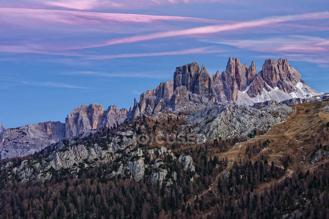 Vue de Falzarego Mountain Pass vers le mont Croda da Lago dans les Dolomites. Les Dolomites sont inscrites au patrimoine mondial de l'UNESCO. europe, europe centrale, italie, novembre — Photo de stock