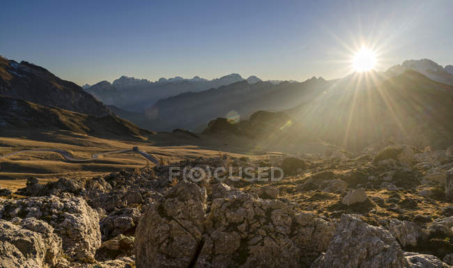 Los Dolomitas cerca de Passo Giau. Vista hacia el suroeste durante la puesta del sol. Los Dolomitas son declarados Patrimonio de la Humanidad por la UNESCO. europa, europa central, italia, noviembre - foto de stock