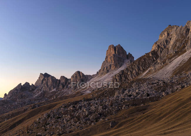 Los Dolomitas cerca de Passo Giau. Vista hacia el oeste durante la puesta del sol. Los Dolomitas son declarados Patrimonio de la Humanidad por la UNESCO. europa, europa central, italia, noviembre - foto de stock