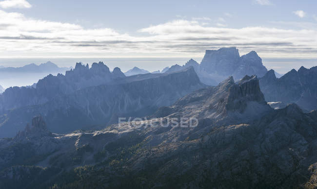 Las dolomitas en el Véneto. Monte Pelmo al fondo. Los Dolomitas son declarados Patrimonio de la Humanidad por la UNESCO. europa, europa central, italia - foto de stock