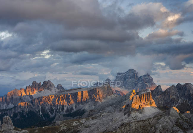 Die Dolomiten im Veneto. monte pelmo, croda da lago, averau, nuvolau und ra gusela im Hintergrund. Die Dolomiten gehören zum Unesco-Weltnaturerbe. europa, mitteleuropa, italien — Stockfoto