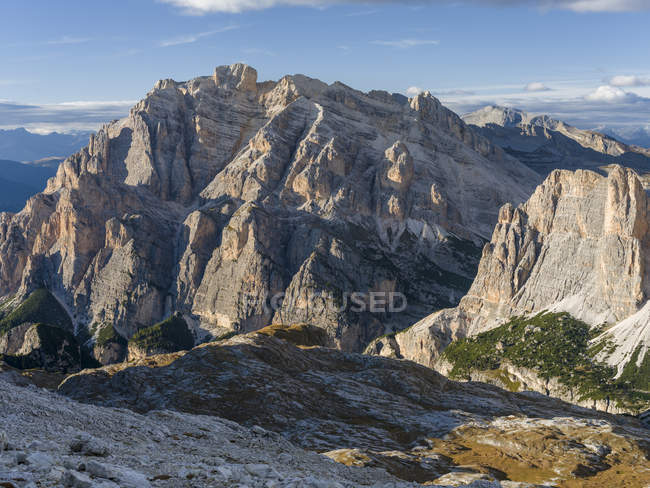Monte Conturines y las montañas Fanes muy por encima de Alta Badia en los Dolomitas. Los Dolomitas son declarados Patrimonio de la Humanidad por la UNESCO. europa, europa central, italia, octubre - foto de stock