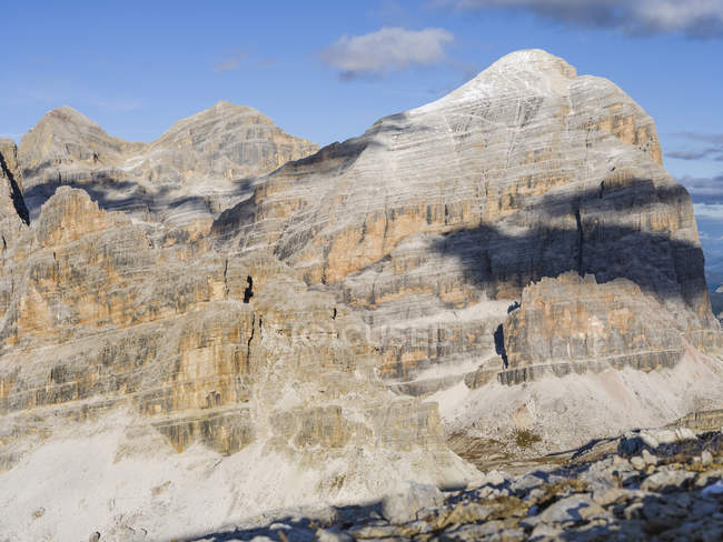 Die fanes-berge und die gipfel des tofane in der nähe des lagazuoi in den dolomiten. Die Dolomiten gehören zum Unesco-Weltnaturerbe. europa, mitteleuropa, italien, oktober — Stockfoto