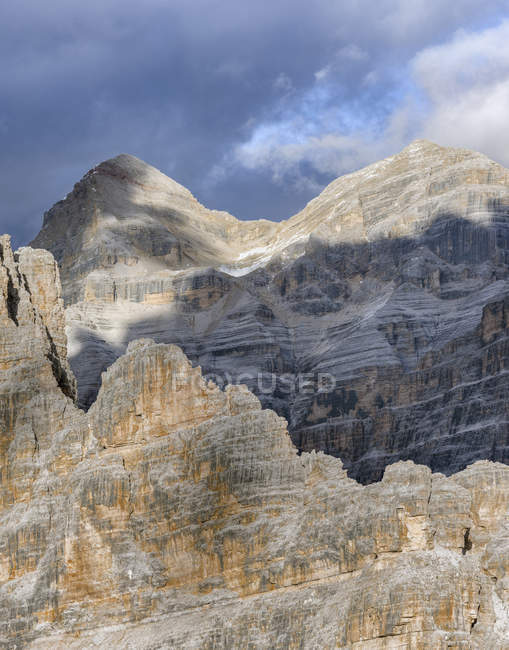As Montanhas Fanes e os picos do Tofane perto do Monte Lagazuoi nas Dolomitas. As Dolomitas são listadas como Patrimônio Mundial da UNESCO. europa, Europa Central, itália, outubro — Fotografia de Stock