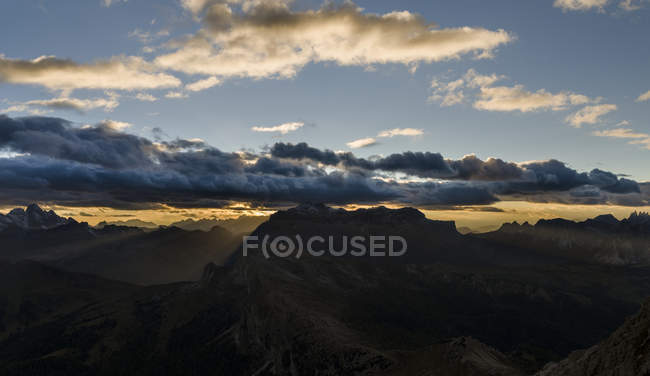Sonnenuntergang in den Dolomiten, vom Monte Lagazuoi aus gesehen. Die Dolomiten gehören zum Unesco-Weltnaturerbe. europa, mitteleuropa, italien — Stockfoto