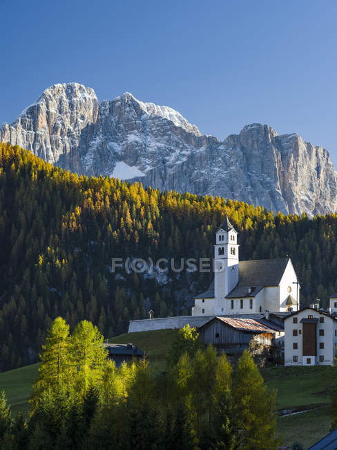 Village Colle San Lucia in Val Fiorentina. La Civetta in the background, an icon of the Dolomites.    The Dolomites of the Veneto are part of the UNESCO world heritage. Europe, Central Europe, Italy, October — Stock Photo