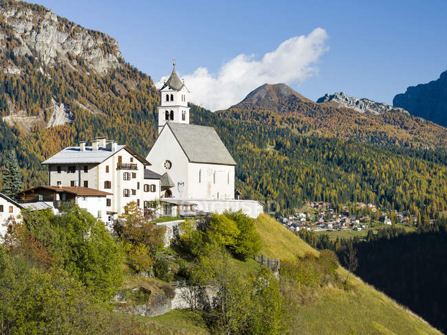 Vila Colle San Lucia em Val Fiorentina. As Dolomitas do Veneto fazem parte do património mundial da UNESCO. Europa, Europa Central, Itália, outubro — Fotografia de Stock