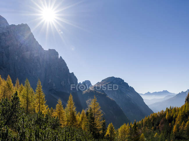 Valle Corpassa in the  Civetta - Moiazza mountain range in the dolomites of the Veneto.  In the background the peaks of Pale di San Martino.  The Dolomites of the Veneto are part of the UNESCO world heritage. Europe, Central Europe, Italy, October — Stock Photo