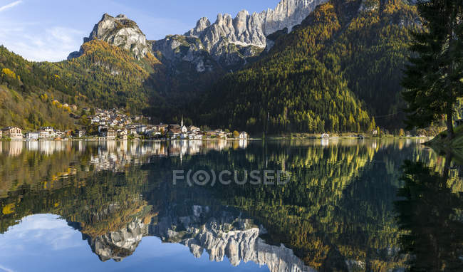 Village Alleghe at Lago di Alleghe at the foot of mount Civetta, one of the icons of the Dolomites of the Veneto.  The Dolomites of the Veneto are part of the UNESCO world heritage. Europe, Central Europe, Italy, October — Stock Photo