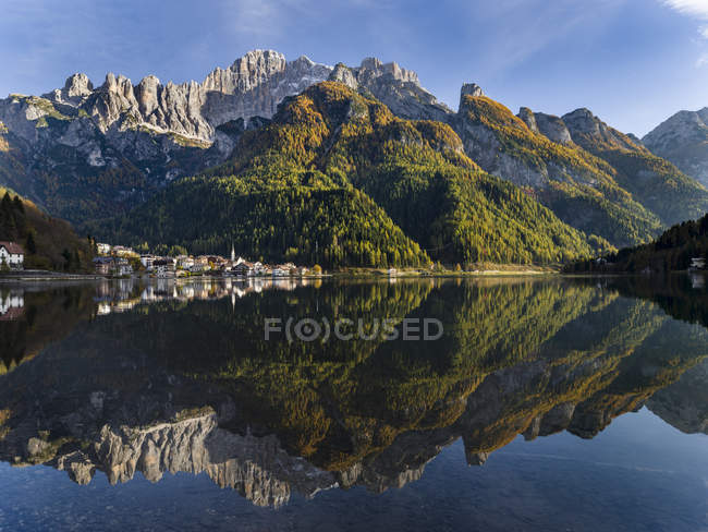 Village Alleghe at Lago di Alleghe at the foot of mount Civetta, one of the icons of the Dolomites of the Veneto.  The Dolomites of the Veneto are part of the UNESCO world heritage. Europe, Central Europe, Italy, October — Stock Photo