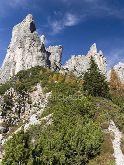 Picos da cordilheira Civetta meridional erguendo-se sobre Val dei Cantoni, nas dolomitas do Veneto. As Dolomitas do Veneto fazem parte do património mundial da UNESCO. Europa, Europa Central, Itália, outubro — Fotografia de Stock