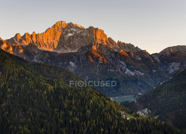 Monte Civetta en el Véneto. La Civetta es uno de los iconos de los Dolomitas. Los Dolomitas del Véneto son parte del patrimonio mundial de la UNESCO. Europa, Europa Central, Italia, octubre - foto de stock