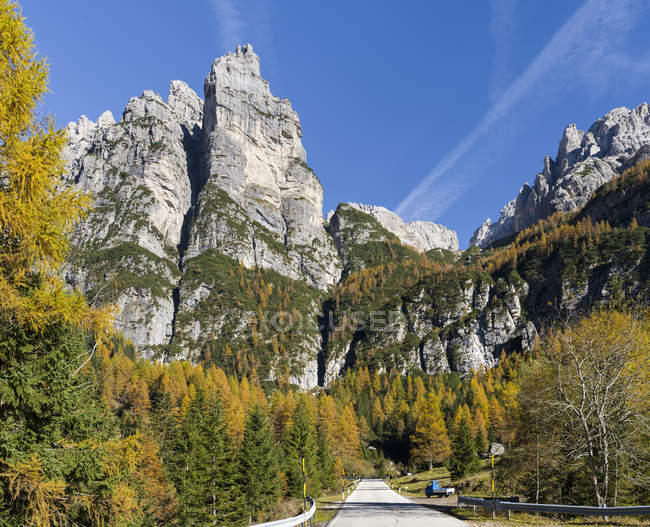 Tamer mountain range in the Dolomites of the Veneto, road leading up to Passo Duran. The Dolomites of the Veneto are part of the UNESCO world heritage. Europe, Central Europe, Italy, October — Stock Photo