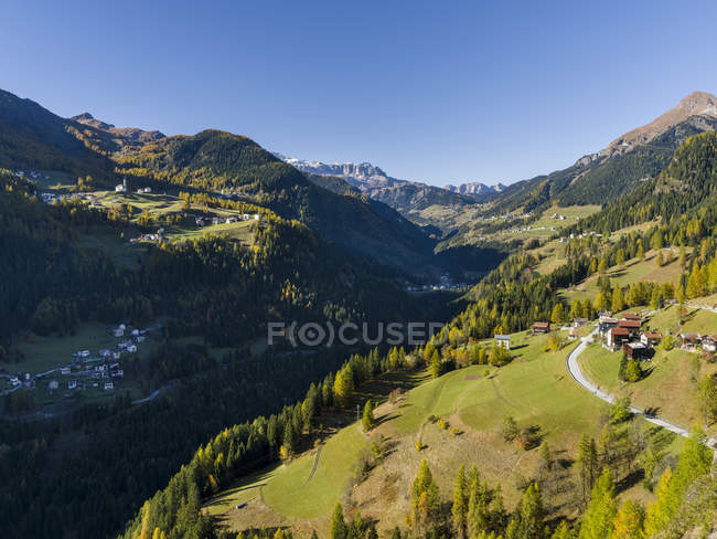 Val de Fodom hacia Buchenstein (Livinallongo) en los Dolomitas del Véneto. Los Dolomitas del Véneto son parte del patrimonio mundial de la UNESCO. Europa, Europa Central, Italia, octubre - foto de stock