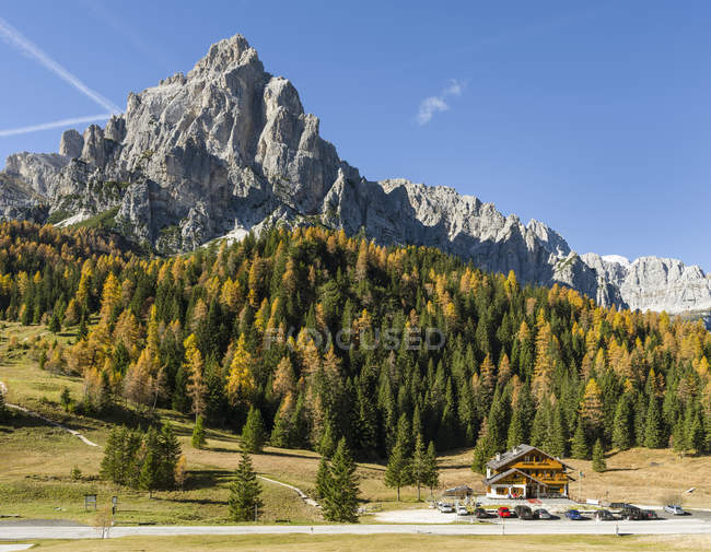 La Moiazza, part of  Civetta - Moiazza mountain range in the Dolomites of the Veneto. Road of the mountain road to Passo Duran. The Dolomites of the Veneto are part of the UNESCO world heritage. Europe, Central Europe, Italy, October — Stock Photo