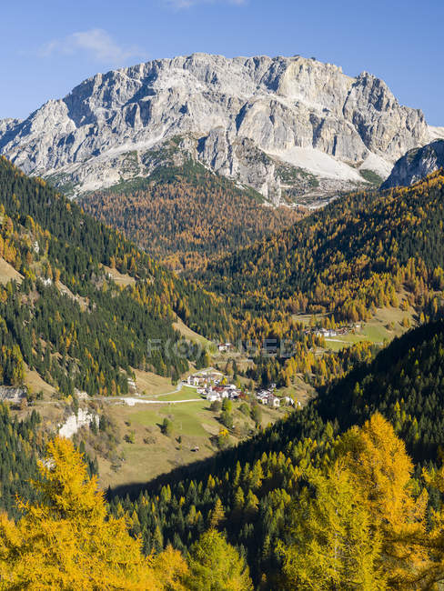 Val de Fodom, hacia Passo Falzarego y el monte Lagazuoi en los Dolomitas del Véneto. Los Dolomitas del Véneto son parte del patrimonio mundial de la UNESCO. Europa, Europa Central, Italia, octubre - foto de stock