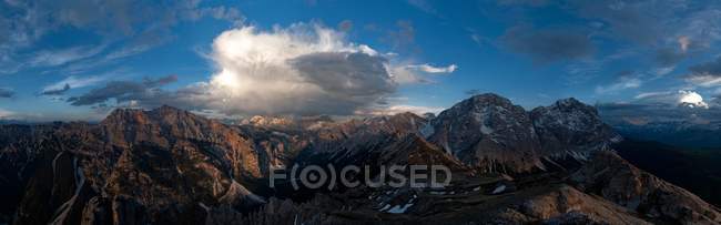 Cumulonimbus over the Croda Rossa, Fanes, Fanes-Sennes-Prags Nature Park, Dolomites, Trentino-Alto Adige, Italia - foto de stock
