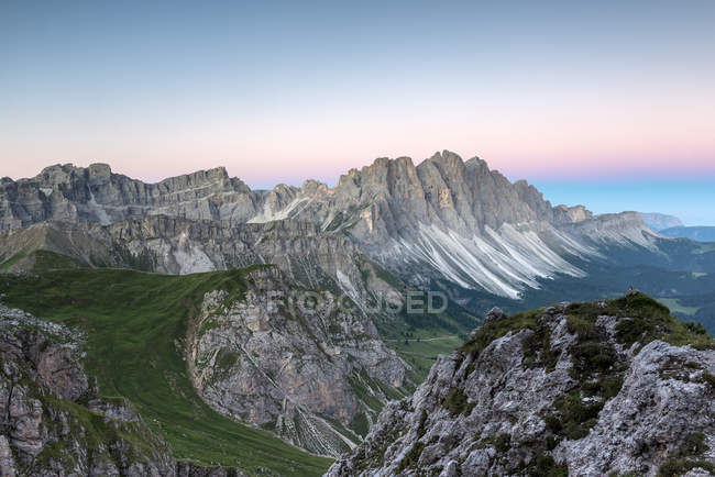 Blue hour over the Odle, Odle di Eores, Funes Valley, Puez Odle natural park, Alto Adige, Italia - foto de stock
