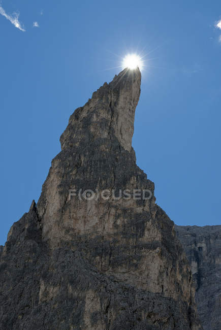 El sol justo encima del peñasco Crep de l 'Ora, Antersasc, Dolomitas, Trentino-Alto Adige, Italia - foto de stock