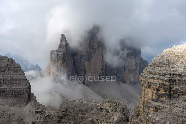 Туман охоплює Tre Cime di Lavaredo / Drei Zinnen, Sesto, Dolomites, Trentino-Alto Adige, Italy — стокове фото