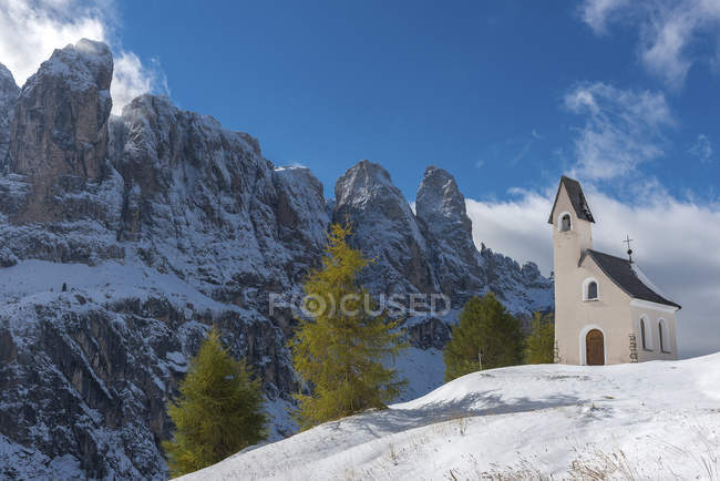 Chapelle sur le Passo Gardena, Dolomites, Tyrol du Sud, Italie — Photo de stock