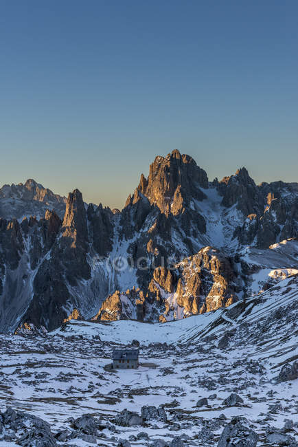 Der erste Schnee auf der Lavaredo-Hütte, im Hintergrund die Cadini und die Antilope, auronzo di cadore, tre cime di lavaredo, dolomiti di auronzo, dolomites, veneto, italien — Stockfoto