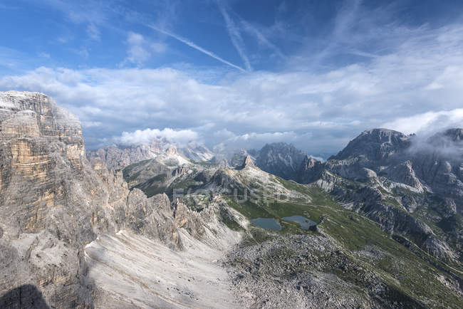 O refúgio Locatelli e os lagos Piani, Tre cime di Lavaredo caminhada, Dolomitas, Alpes orientais, Trentino-Alto Adige, Itália — Fotografia de Stock