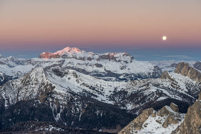 Crepúsculo y luna llena en los Dolomitas con los picos del grupo montañoso Sella, Nuvolau, Dolomitas, Veneto, Italia - foto de stock