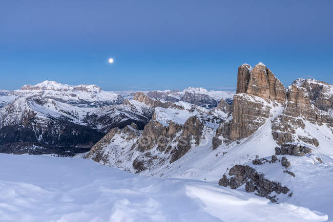 Hora azul y luna llena en los Dolomitas con los picos del grupo montañoso Sella y los Averau, Nuvolau, Dolomitas, Veneto, Italia - foto de stock