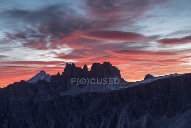 Croda da Lago and Antelao just before sunrise, Ra Gusela, Dolomites, Veneto, Italy — Stock Photo