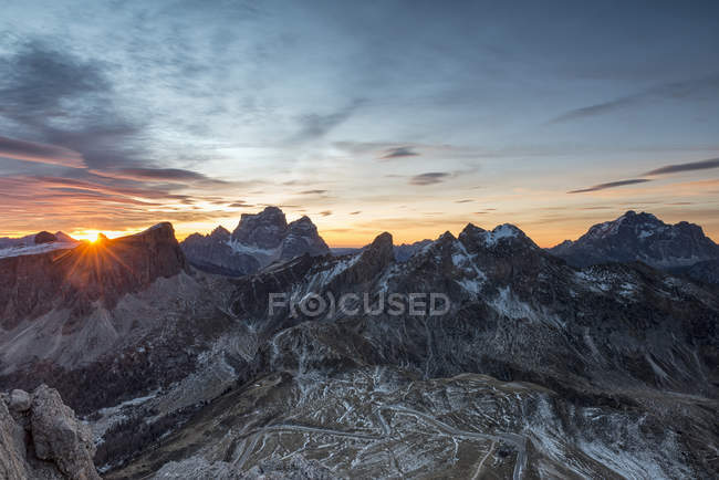Nascer do sol fotografado a partir do cume do Ra Gusela, Dolomites, Veneto, Itália — Fotografia de Stock