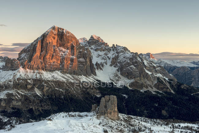 Alpenglow en los picos del Tofane, Nuvolau, Dolomitas, Veneto, Italia - foto de stock