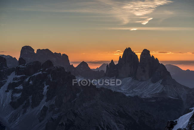 Salida del sol en el Tre Cime di Lavaredo, Picco di Vallandro, Prato Piazza, Dolomitas, Trentino-Alto Adige, Italia - foto de stock