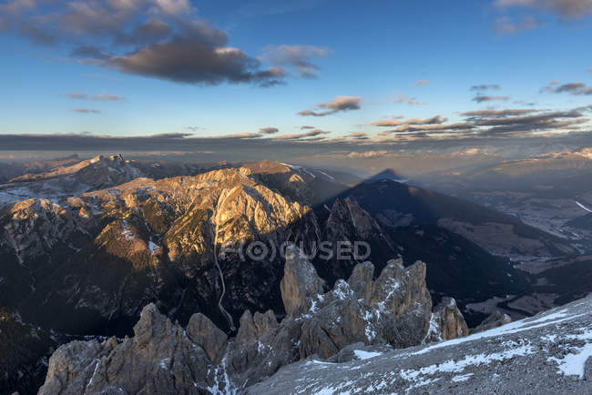 La vetta getta la sua ombra nella Val Pusteria, Picco di Vallandro, Dolomiti, Trentino-Alto Adige, Italia — Foto stock