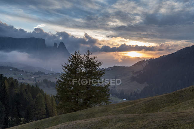 Coucher de soleil sur l'Alpe di Siusi Alm avec le Sciliar, Alpe di Siusi, Dolomites, Trentin-Haut Adige, Italie — Photo de stock