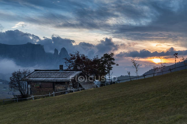 Pôr do sol no Alpe di Siusi Alm com o Sciliar, Alpe di Siusi, Dolomites, Trentino-Alto Adige, Itália — Fotografia de Stock