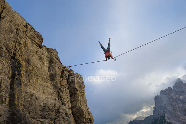 Homem fazendo um Highline (slackline), Monte Piana, Auronzo, Misurina, Dolomiti, Veneto, Itália — Fotografia de Stock