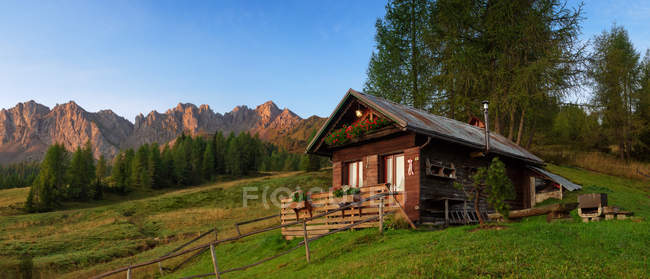 Cabaña al amanecer, Vigo, Cadore, Dolomitas, Alpes, Véneto, Italia - foto de stock