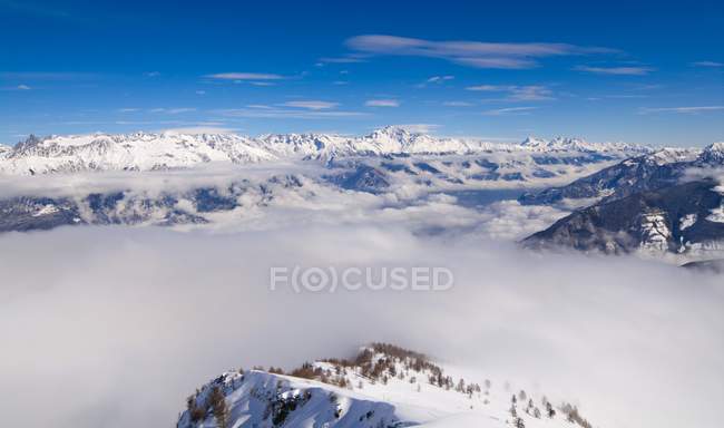 Mar de nubes sobre Valtellina, Cima della Rosetta, Valgerola, Lombardía, Italia - foto de stock