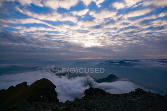 Deux couches de nuages, Monte Legnone, Lombardie, Italie — Photo de stock