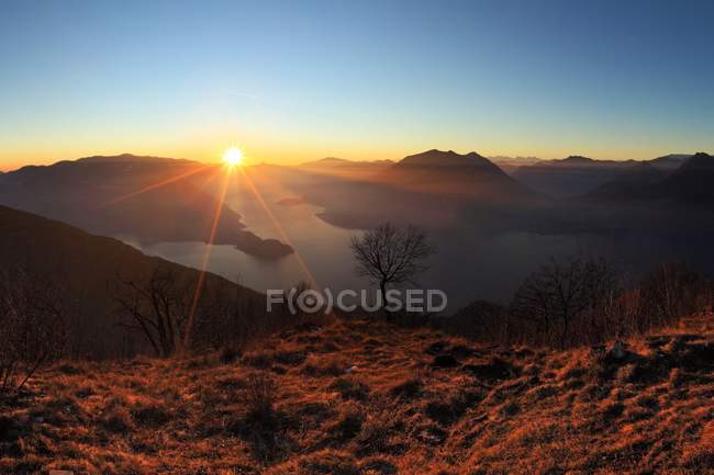 Tramonto sul Lago di Como dall'alto Esino Lario, Lombardia, Italia — Foto stock