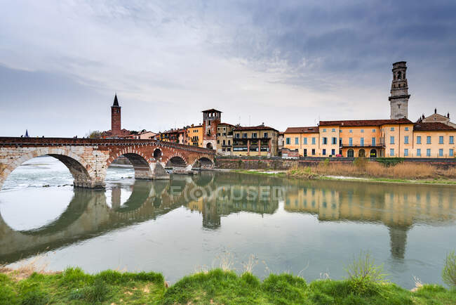 Puente Pietra, Verona, Veneto, Italia - foto de stock