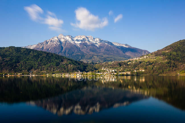 Маленький городок на краю воды, озеро Кальдонаццо, Трентино Альто Аччо, Италия, Европа — стоковое фото